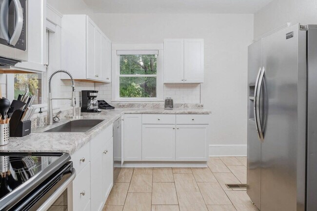 Foto del edificio - 710 E Franklin St