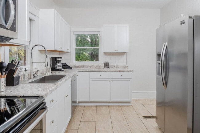 Building Photo - 710 E Franklin St