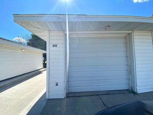 Building Photo - 2 Bedroom Duplex