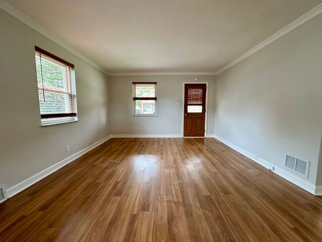 Building Photo - 2 Bed and 1.5 bath home in Reading