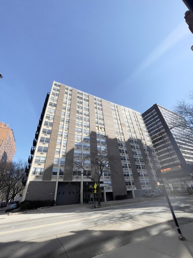 Foto principal - 3033 N Sheridan Rd
