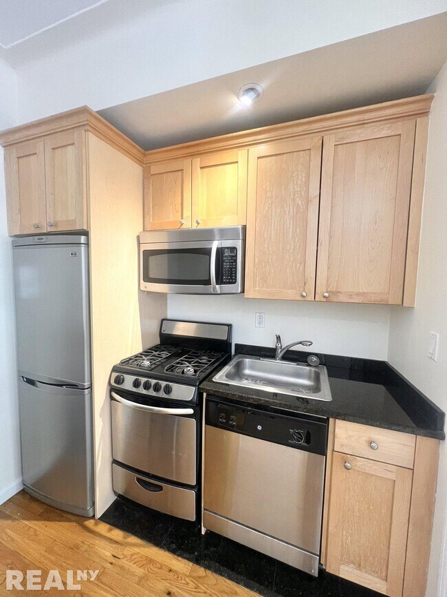 Building Photo - 117 W 13th St