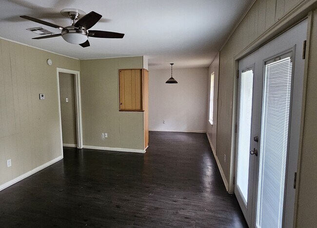 Foto del edificio - 3303 Roaming Woods Ln