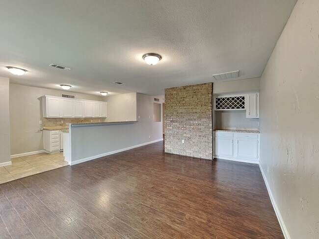 Foto del edificio - 7512 Parkwood Ln