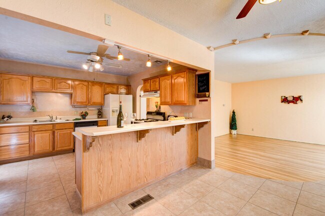 Foto del edificio - UPTOWN 3 Bedroom  2 bath  with Garage