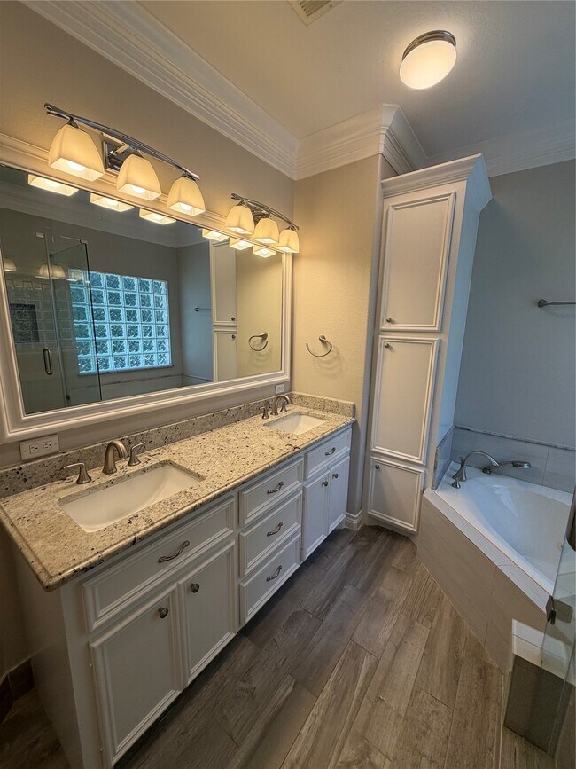Foto del edificio - 1523 Glen Oaks Dr