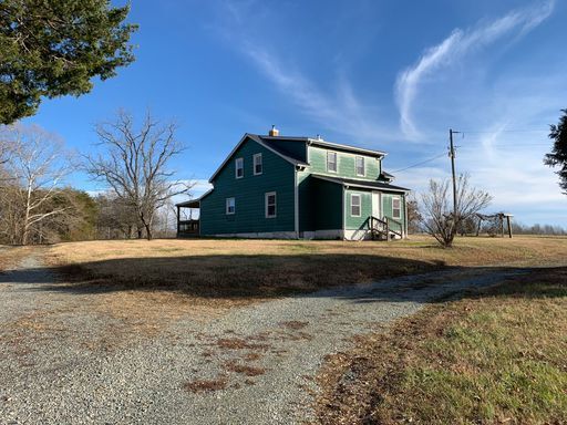 Building Photo - 3-4 Bedroom 1 Bath Farm House