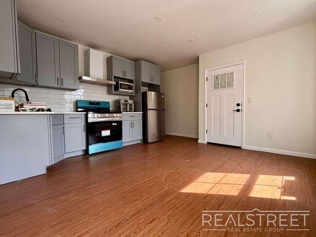 Building Photo - Sun-Filled 2 Bed / 2 Bath w/ King Primary, Walk-In Closet – Steps from Gates J