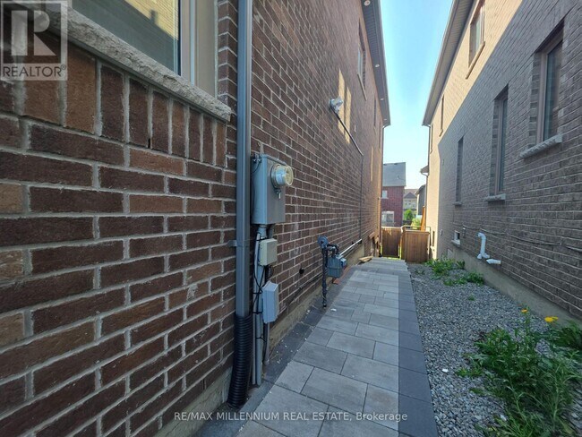 Photo du bâtiment - LOWER LEVEL - 253 EAST'S CORNERS (BASEMENT) BOULEVARD
