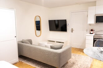 Building Photo - 1755 R. Saint-Denis