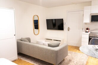 Building Photo - 1755 R. Saint-Denis