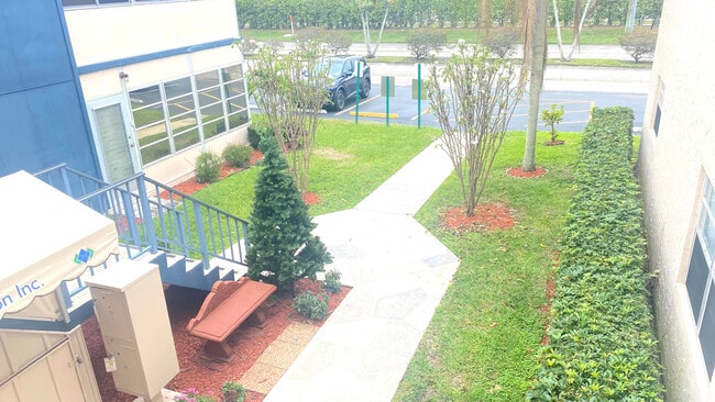 Building Photo - 177 Flanders C