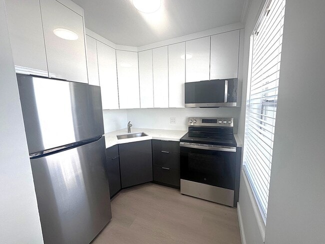Building Photo - Updated 1 Bedroom 1 Bath Condo - Steps from Fort Lauderdale Beach!