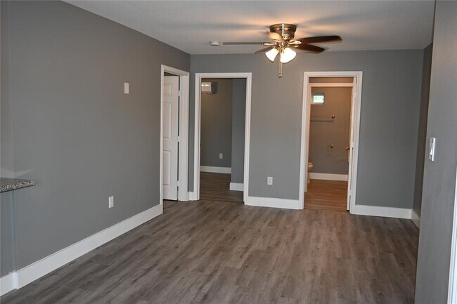 Building Photo - 510 Glen Cove Blvd