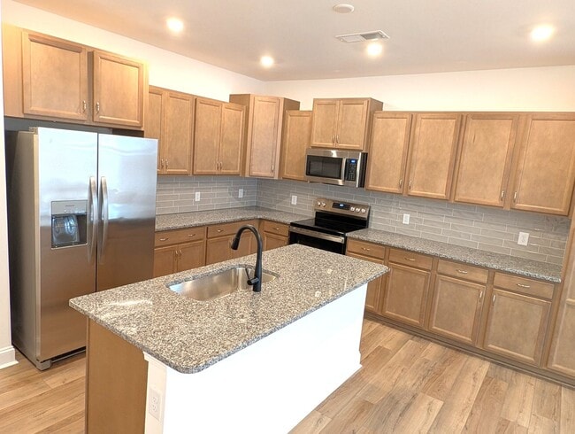 Foto del edificio - Beautiful, 2 story, end-unit, Townhome located in the Bell Glen Community!