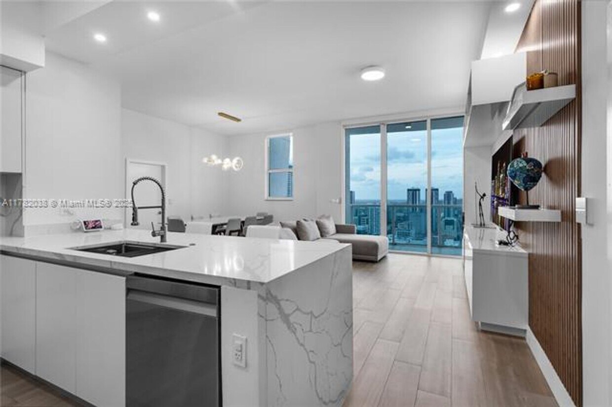Photo - 31 SE 5th St unit 4315 (A11782038)
