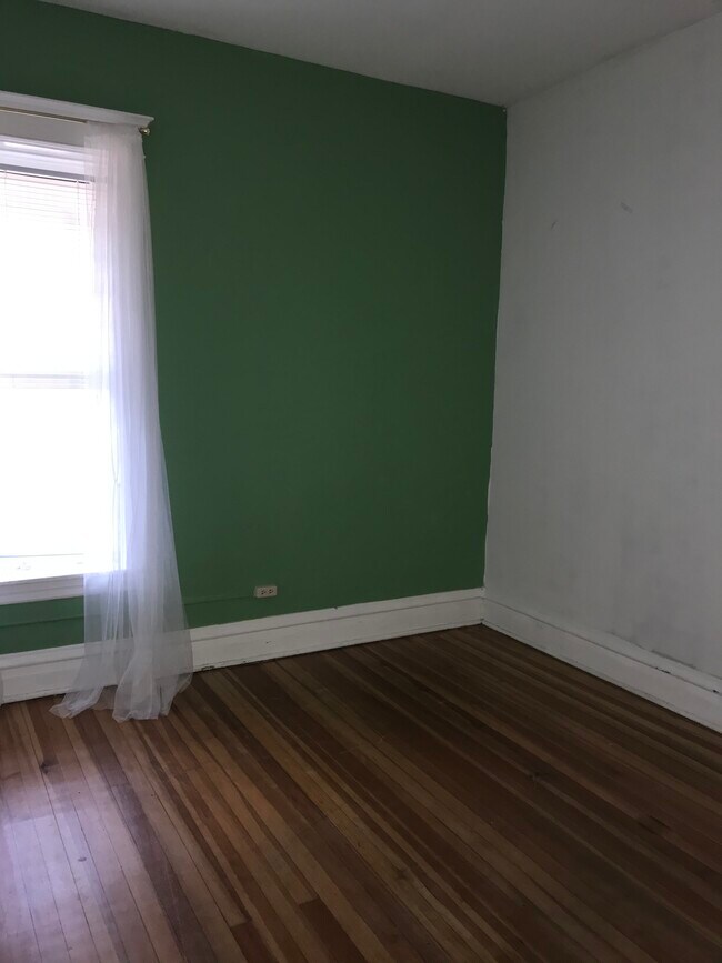 Bedroom - 836 W Newport Ave