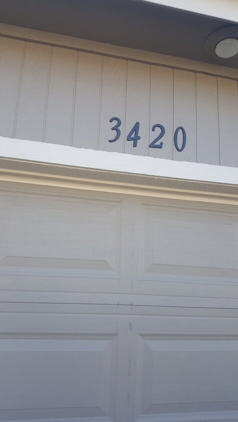 Primary Photo - Great 3 Bed 2 Bath 2 Car Garage Flat Duple...