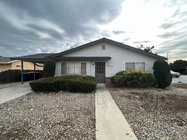 Foto del edificio - 2837 W Walnut Ave