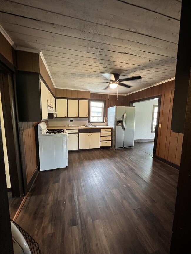 Building Photo - 405 S Skaggs Rd