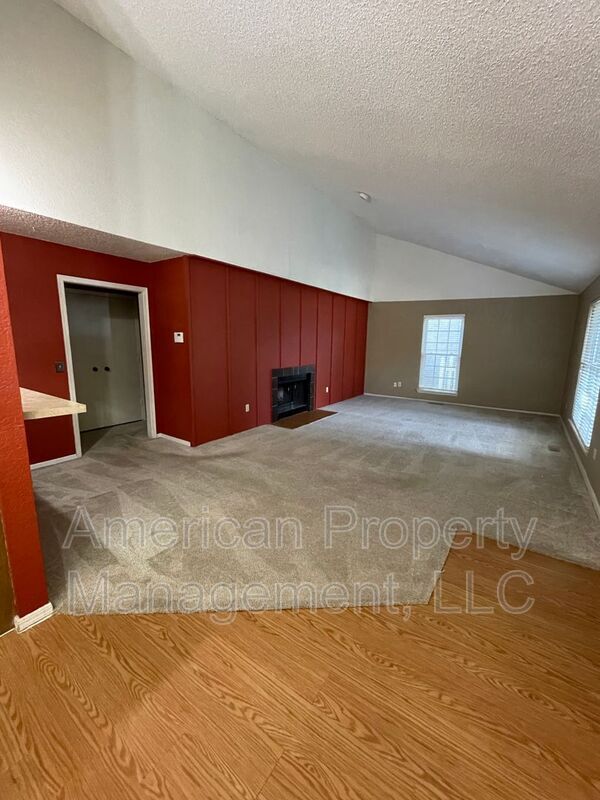 Building Photo - 4407 S Gum Ave