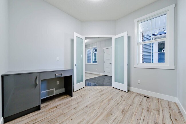 Building Photo - 613 Midtown Pl SW