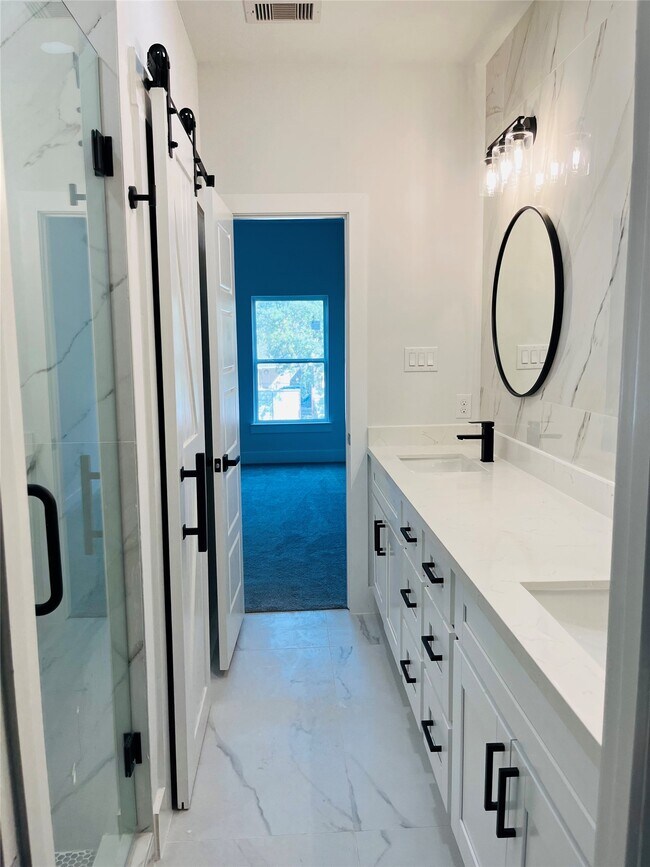 Foto del edificio - 8127 St Louis St