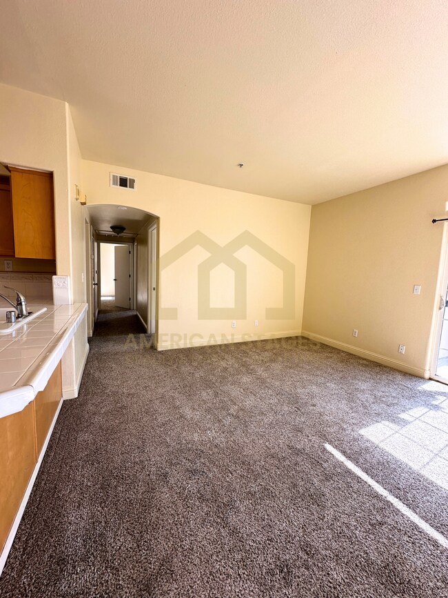 Foto del edificio - 310 E McCoy Ln