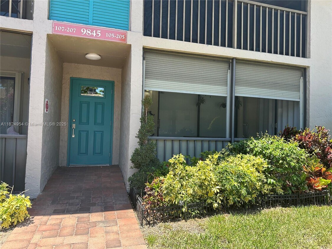 Foto principal - 9845 Pineapple Tree Dr