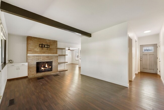 Foto del edificio - Spacious 5 Bedroom with Huge yard and 3 fireplaces