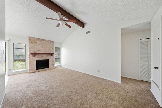 Foto del edificio - 3 Bedrooms and 2 Bathrooms located in Heri...