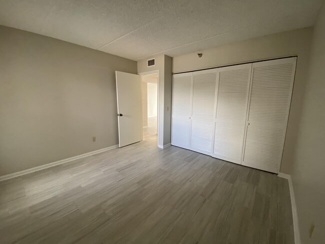 Building Photo - 275 1st St S