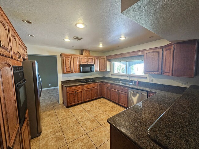 Building Photo - 3 bedroom with a pool- NO HOA