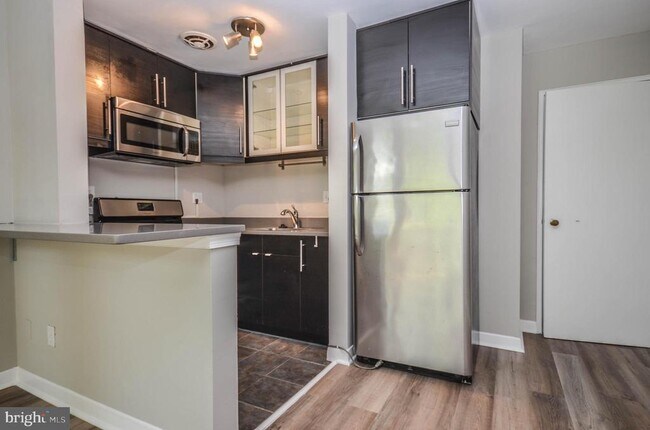 Foto del edificio - 4840 MacArthur Blvd NW