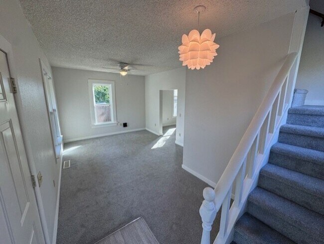 Foto del edificio - 3-Bedroom Home in the Sunnyland neighborho...