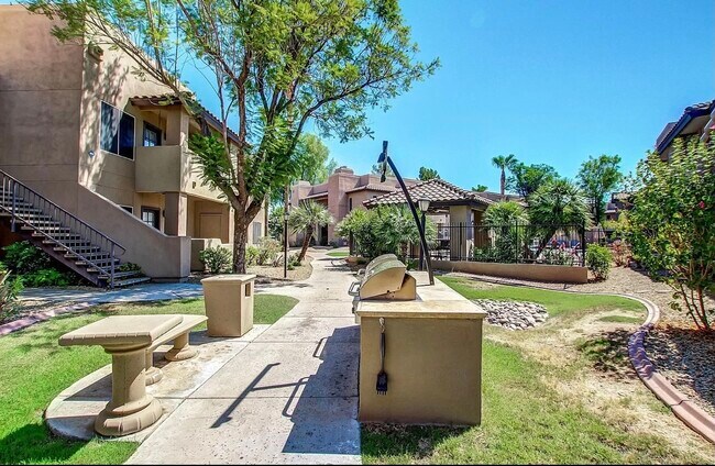 Espacio compartido, parrilla, camino a una de las tres piscinas - 9450 E Becker Ln