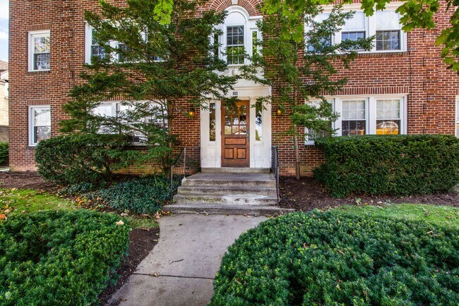 Main entrance features a secure keyless entry - 318 W Nittany Ave
