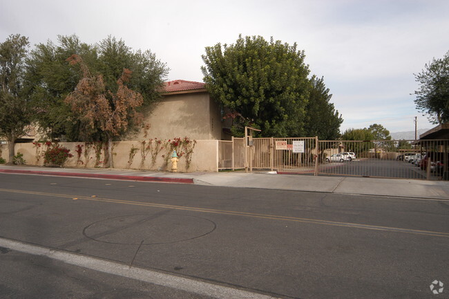 Building Photo - Royal Oaks Apartments