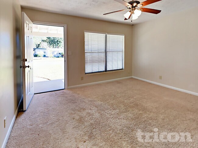 Foto del edificio - 10506 Dodd Rd