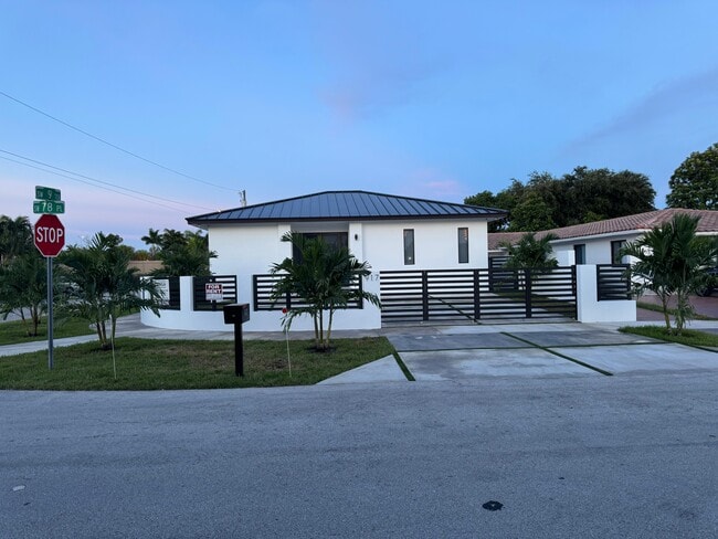Building Photo - 920 SW 71st Ave