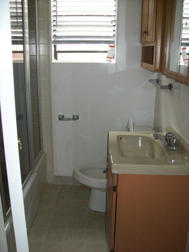 Foto del edificio - 1034 W 27th St