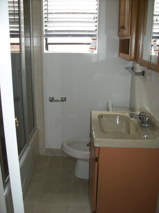 Building Photo - 1034 W 27th St