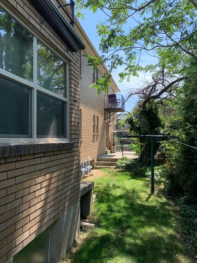 Foto del edificio - Peaceful 1 Bedroom Apartment Near the Utah Capitol & Downtown Salt Lake City