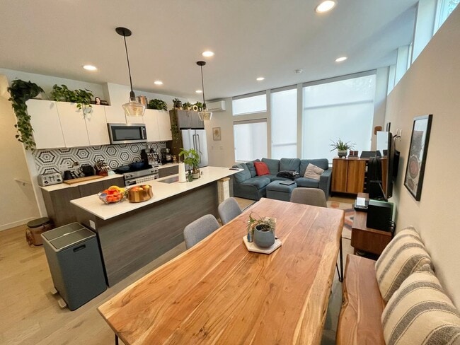 Building Photo - Modern 3 bed Townhome with View of Puget S...