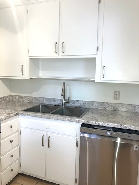 Building Photo - Updated Condo