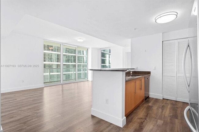 Building Photo - 300 S Biscayne Blvd