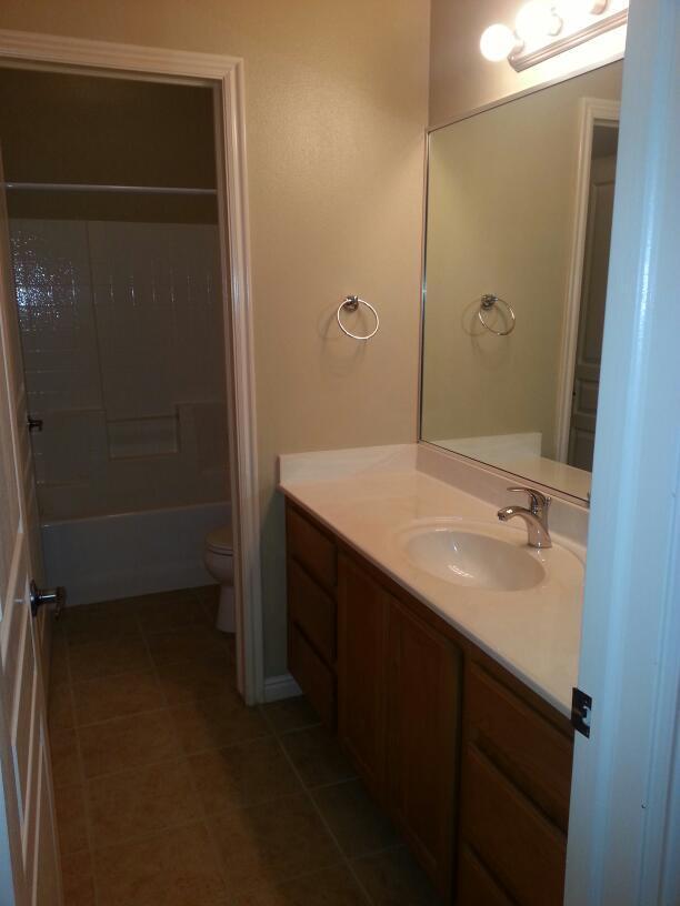 Building Photo - Charming 3-Bedroom Town Home in Golf Cours...