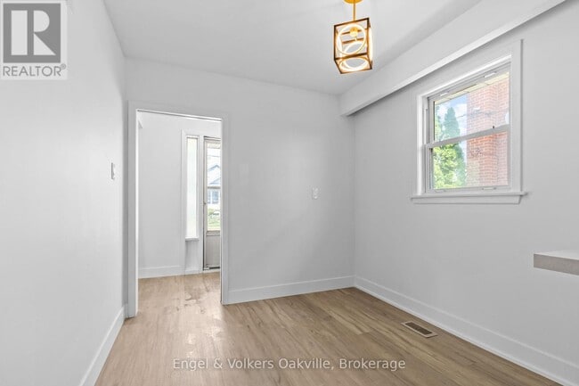 Building Photo - 939 Glencairn Ave