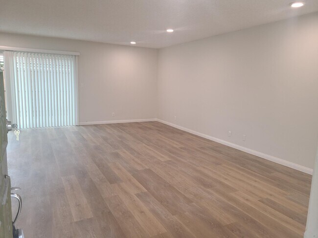 Building Photo - 440 Vista Dr