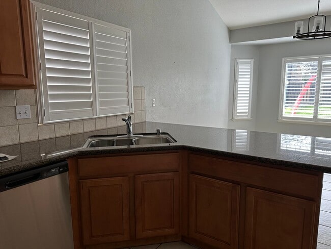 Foto del edificio - Well maintained home for rent in desirable...